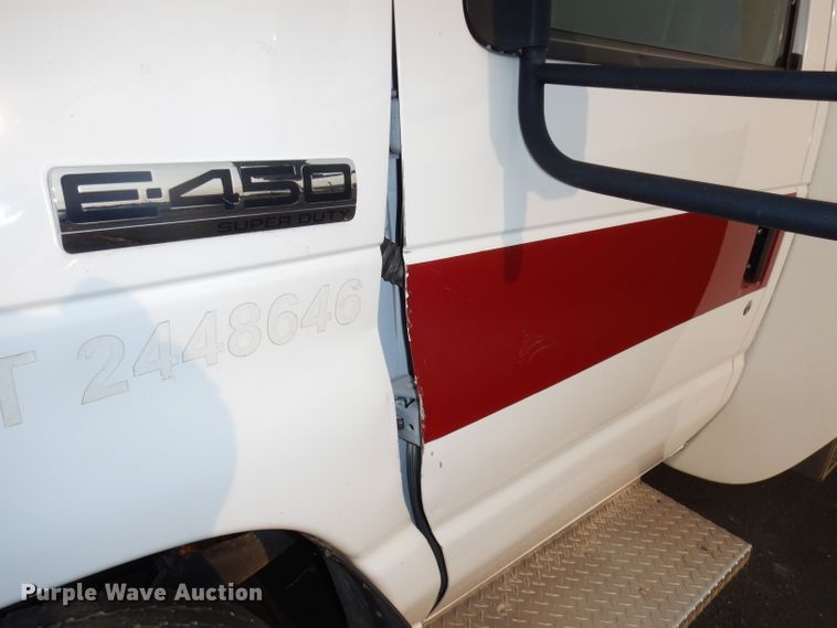 image for item DJ6897 2011 Ford Econoline E450 Super Duty  shuttle bus