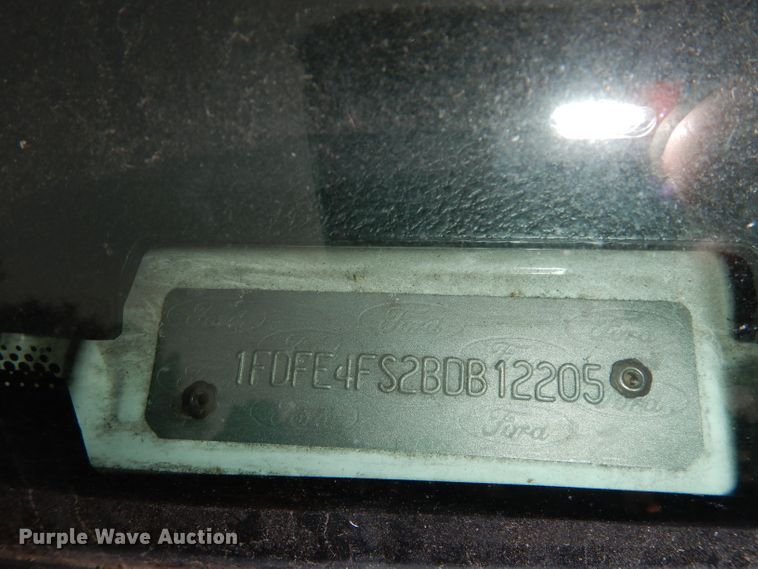 image for item DJ6897 2011 Ford Econoline E450 Super Duty  shuttle bus