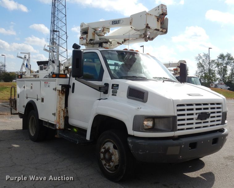 image for item DJ6911 2007 Chevrolet C5500  bucket truck