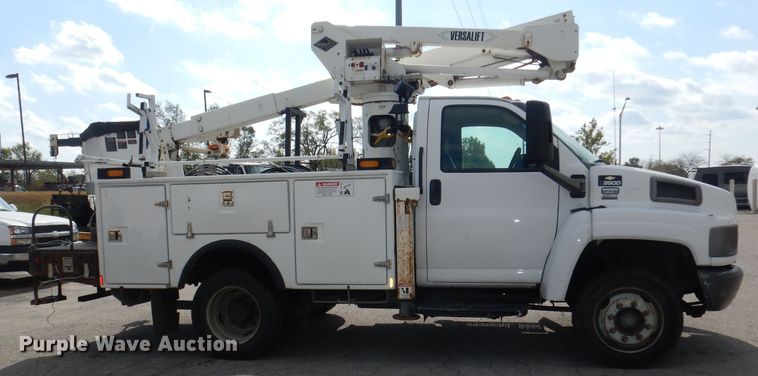 image for item DJ6911 2007 Chevrolet C5500  bucket truck
