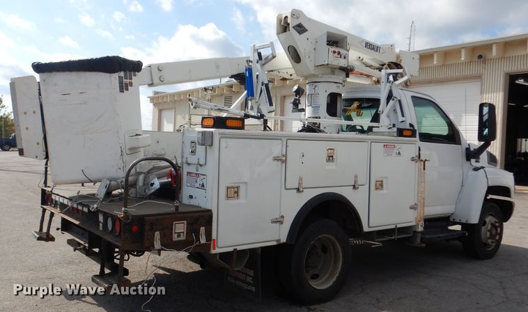 image for item DJ6911 2007 Chevrolet C5500  bucket truck