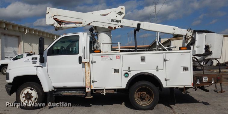 image for item DJ6911 2007 Chevrolet C5500  bucket truck