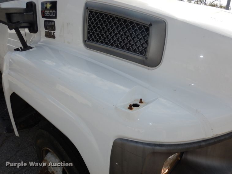 image for item DJ6911 2007 Chevrolet C5500  bucket truck