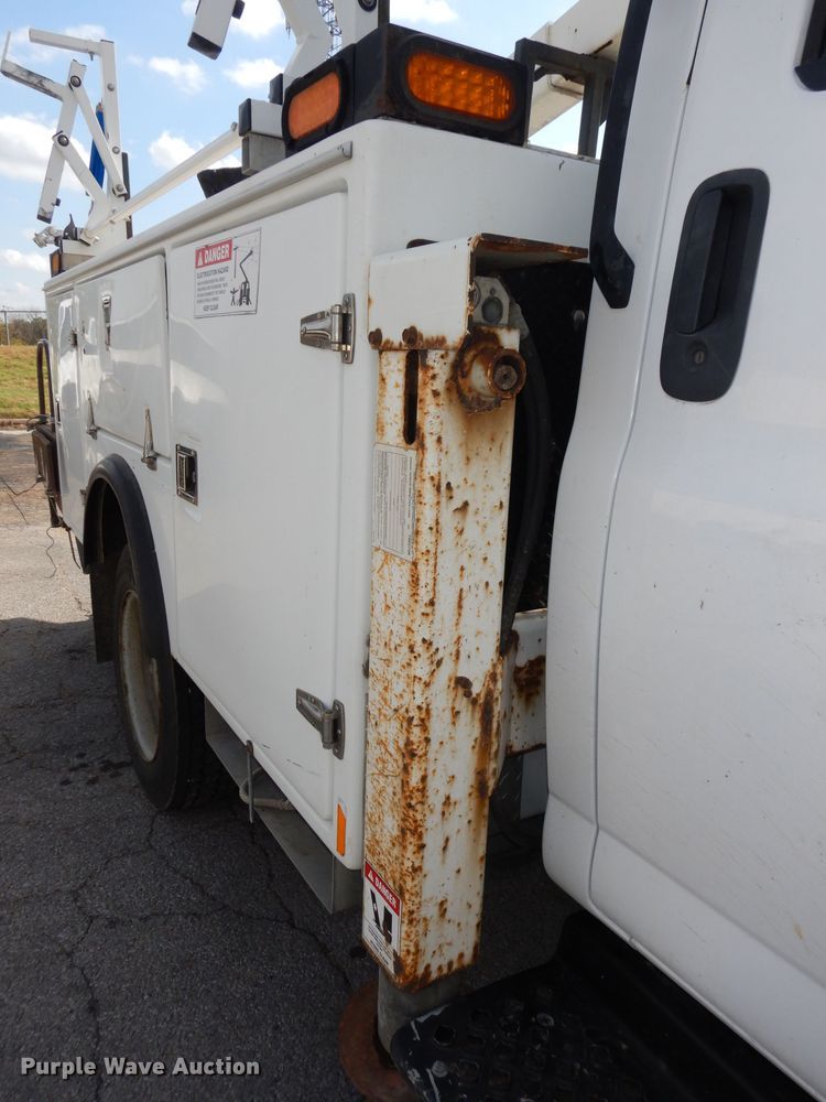 image for item DJ6911 2007 Chevrolet C5500  bucket truck