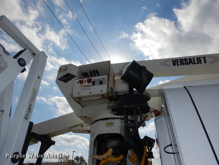 image for item DJ6911 2007 Chevrolet C5500  bucket truck