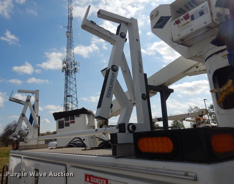 image for item DJ6911 2007 Chevrolet C5500  bucket truck