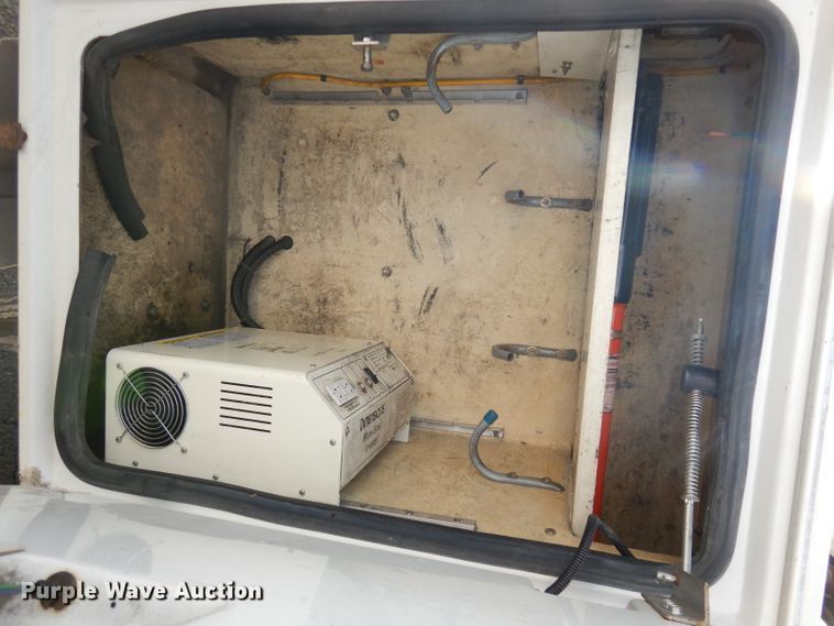 image for item DJ6911 2007 Chevrolet C5500  bucket truck