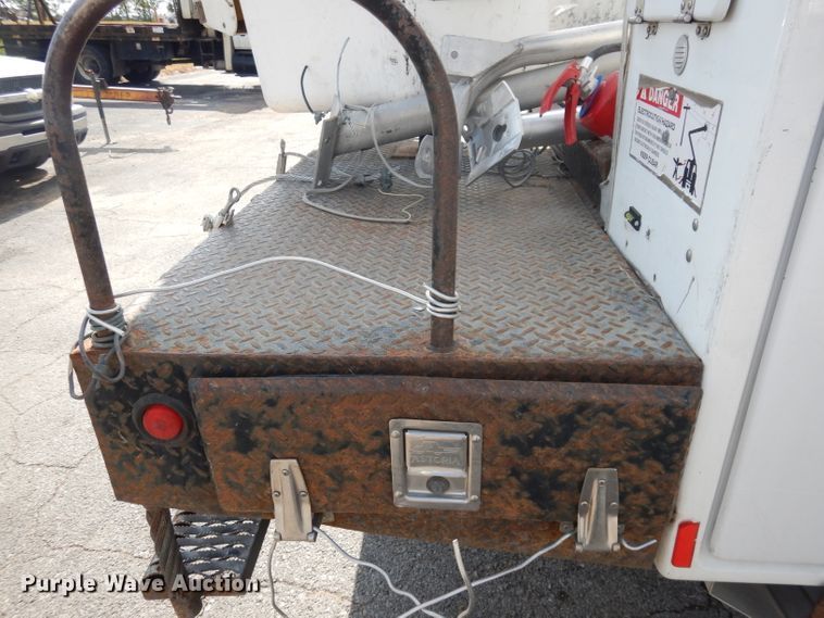 image for item DJ6911 2007 Chevrolet C5500  bucket truck