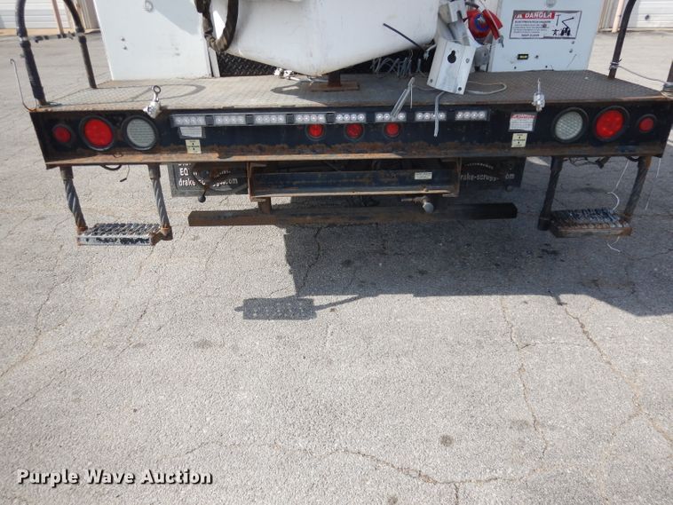image for item DJ6911 2007 Chevrolet C5500  bucket truck