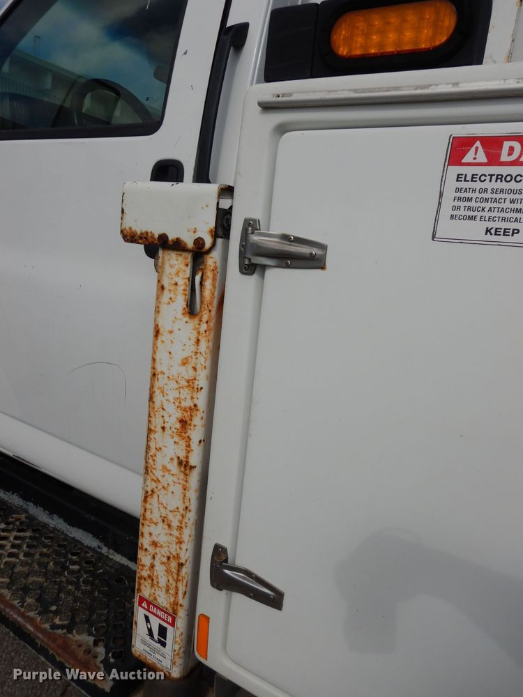 image for item DJ6911 2007 Chevrolet C5500  bucket truck