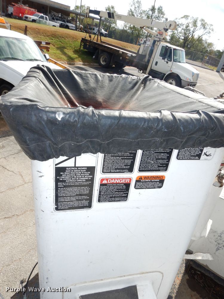 image for item DJ6911 2007 Chevrolet C5500  bucket truck