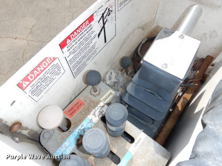 image for item DJ6911 2007 Chevrolet C5500  bucket truck