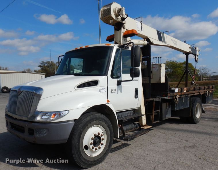 image for item DJ6913 2004 International 4400  crane truck