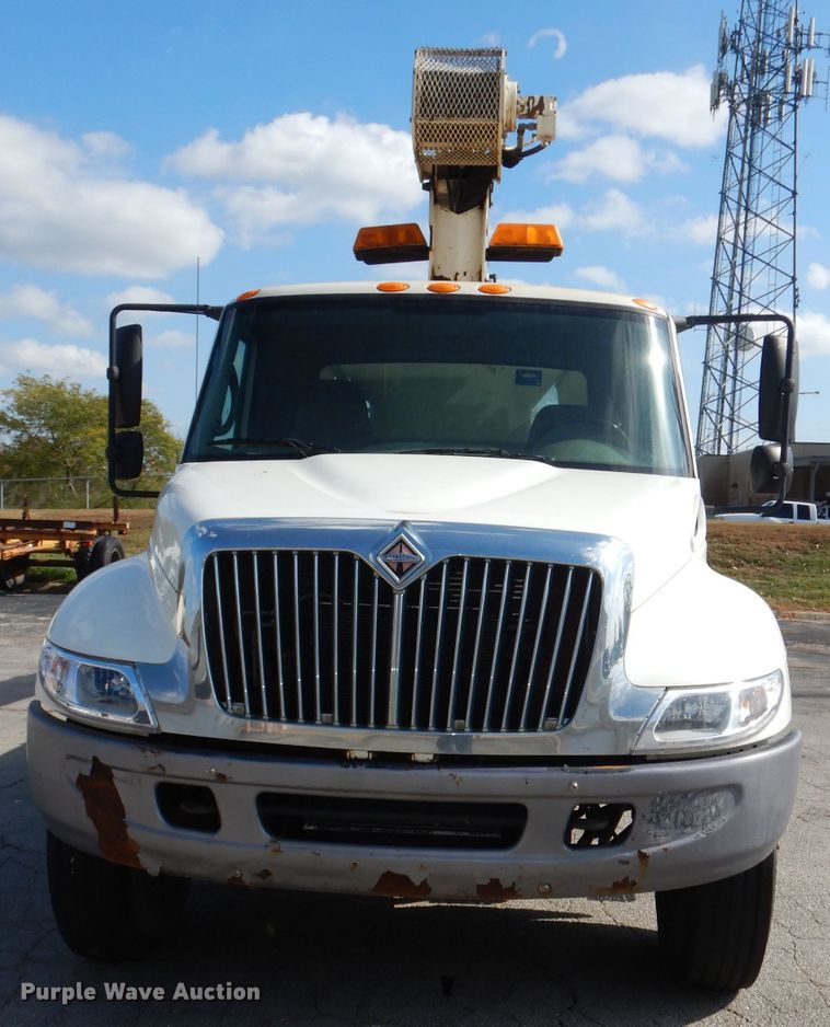 image for item DJ6913 2004 International 4400  crane truck