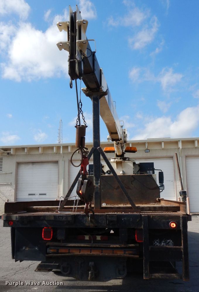 image for item DJ6913 2004 International 4400  crane truck