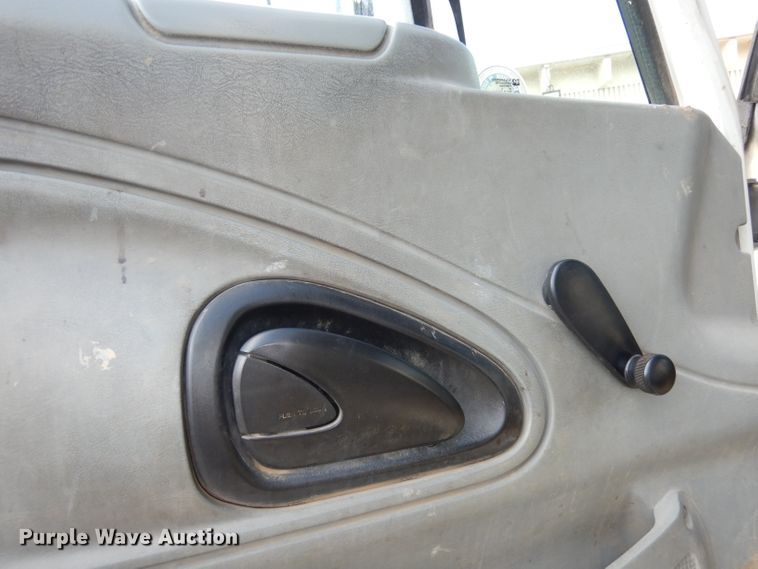 image for item DJ6913 2004 International 4400  crane truck