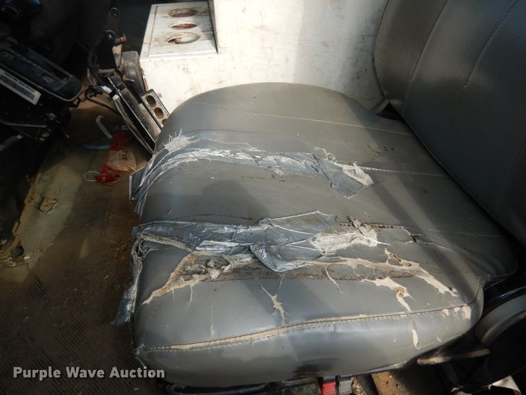 image for item DJ6913 2004 International 4400  crane truck