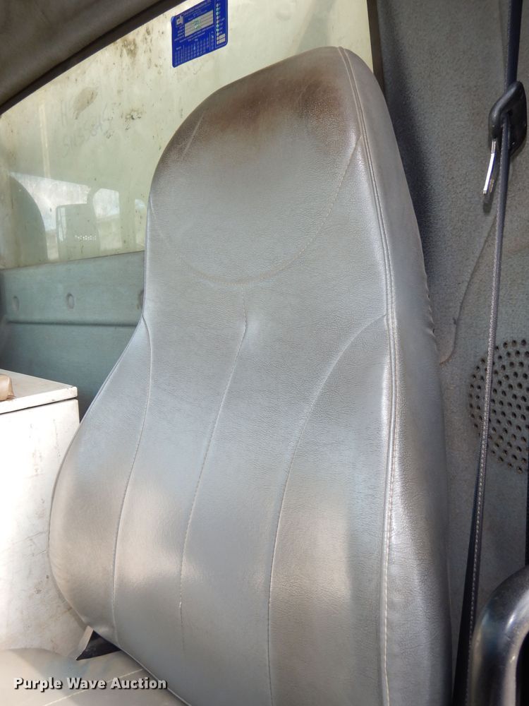 image for item DJ6913 2004 International 4400  crane truck