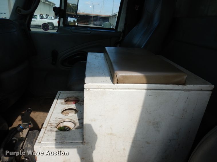 image for item DJ6913 2004 International 4400  crane truck