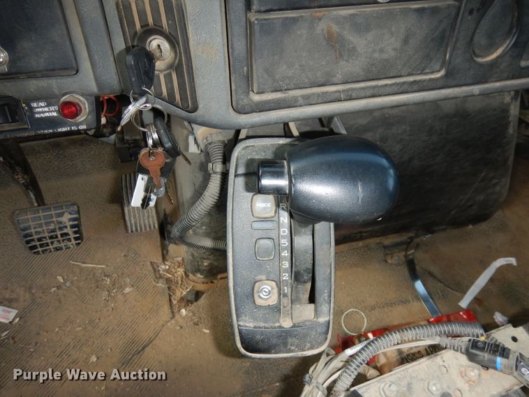 image for item DJ6913 2004 International 4400  crane truck