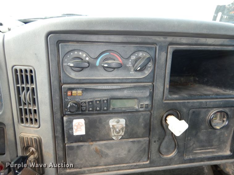 image for item DJ6913 2004 International 4400  crane truck