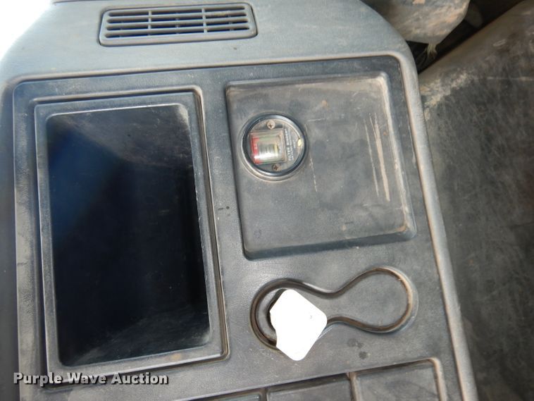 image for item DJ6913 2004 International 4400  crane truck