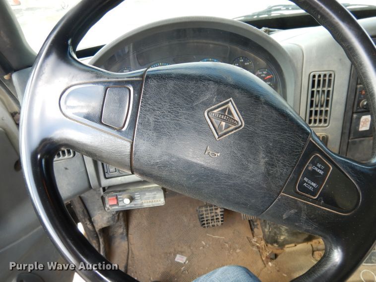 image for item DJ6913 2004 International 4400  crane truck