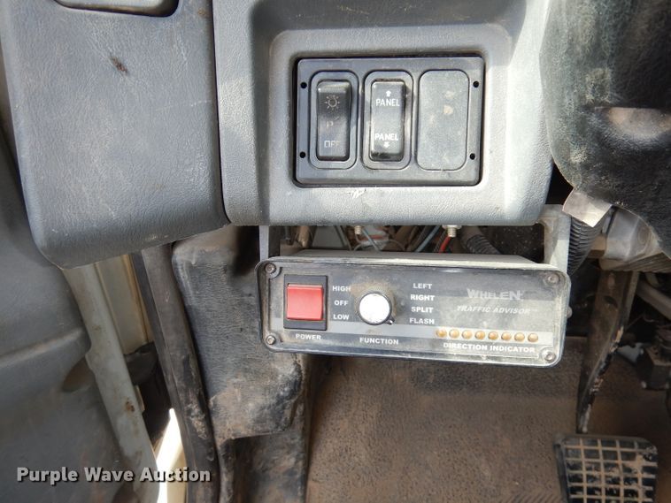 image for item DJ6913 2004 International 4400  crane truck