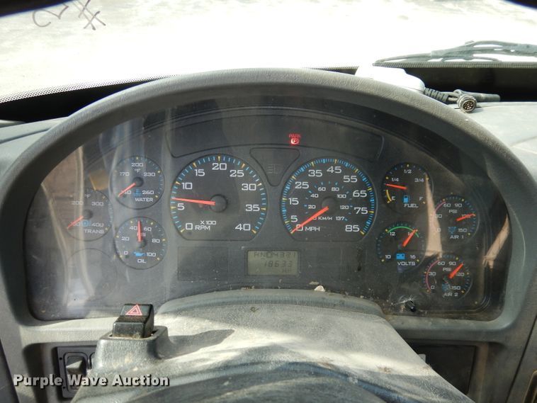 image for item DJ6913 2004 International 4400  crane truck