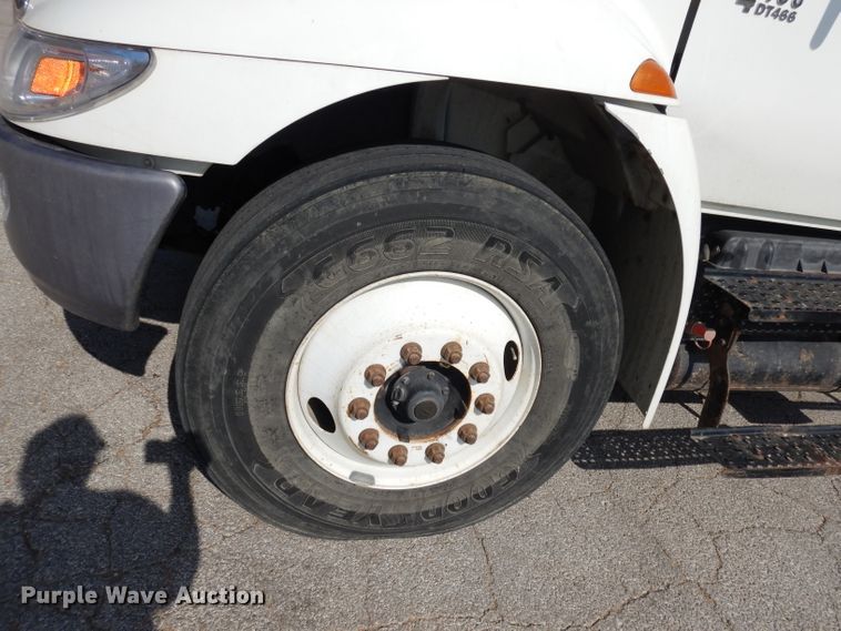 image for item DJ6913 2004 International 4400  crane truck