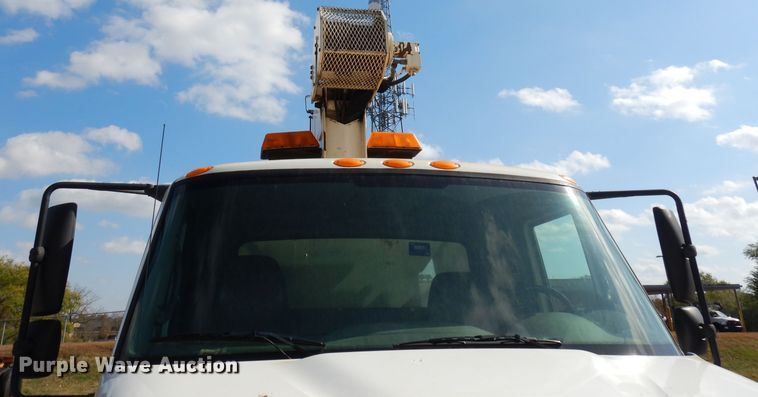 image for item DJ6913 2004 International 4400  crane truck