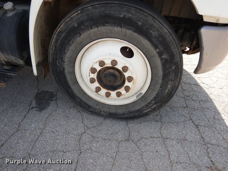 image for item DJ6913 2004 International 4400  crane truck