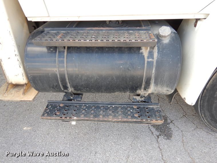 image for item DJ6913 2004 International 4400  crane truck