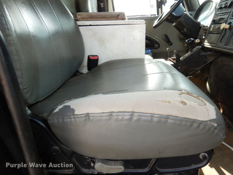 image for item DJ6913 2004 International 4400  crane truck