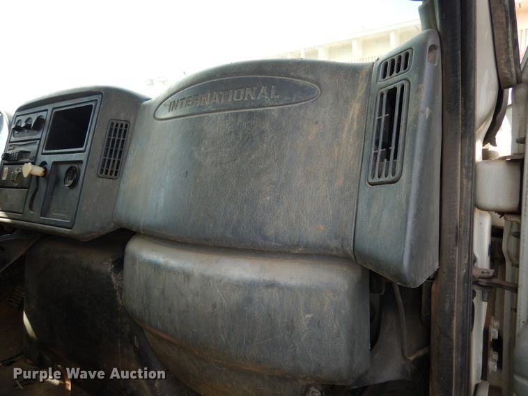 image for item DJ6913 2004 International 4400  crane truck