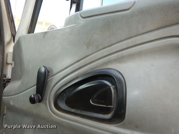 image for item DJ6913 2004 International 4400  crane truck