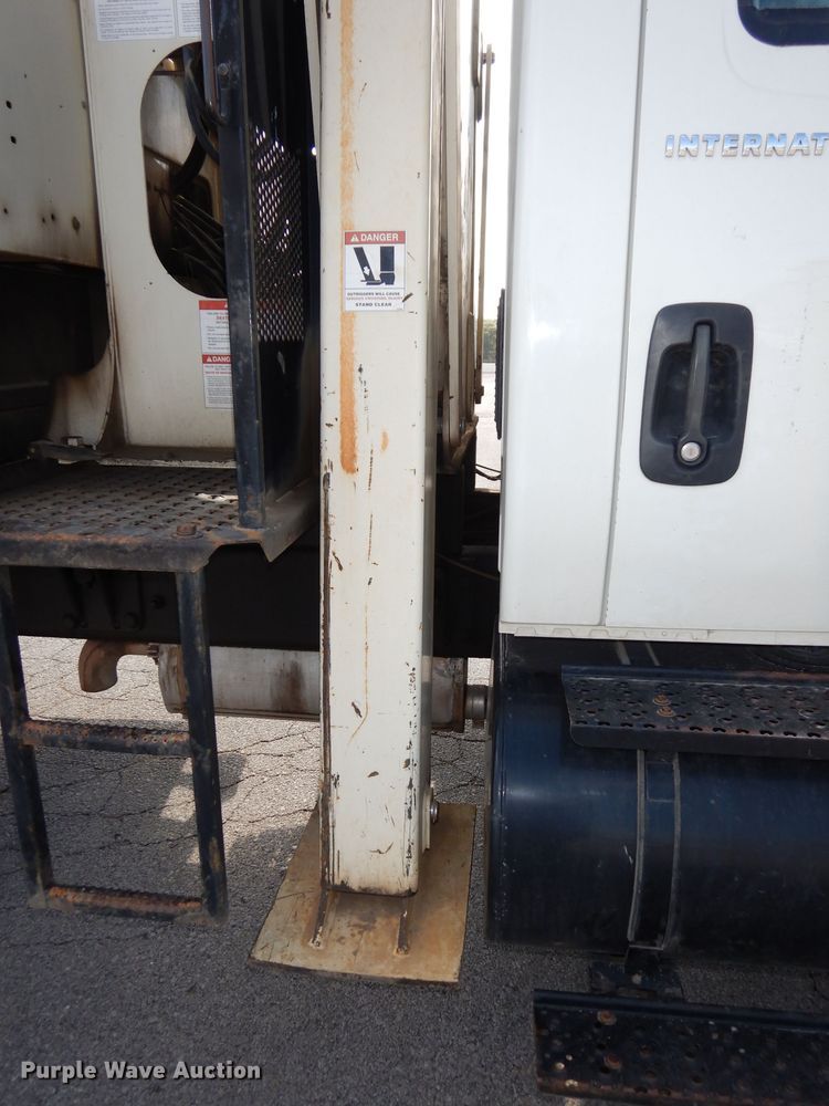 image for item DJ6913 2004 International 4400  crane truck