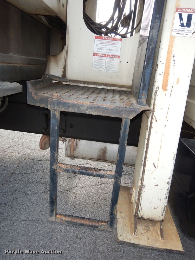 image for item DJ6913 2004 International 4400  crane truck