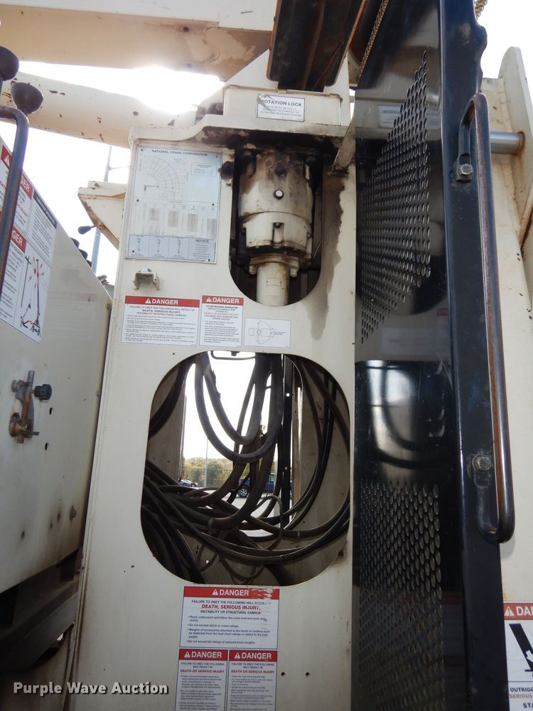 image for item DJ6913 2004 International 4400  crane truck