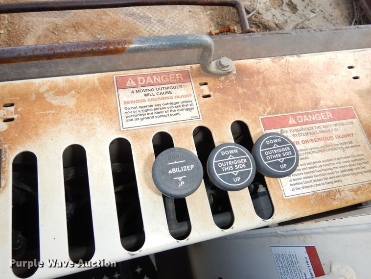 image for item DJ6913 2004 International 4400  crane truck