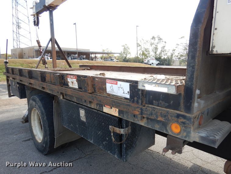 image for item DJ6913 2004 International 4400  crane truck