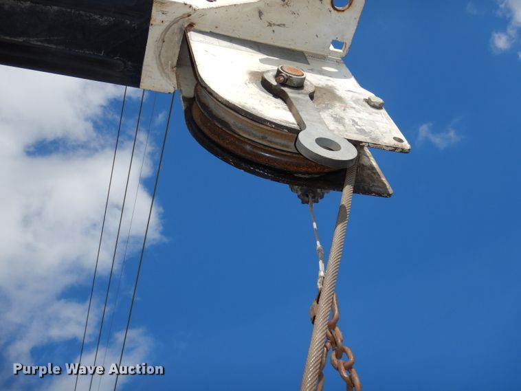 image for item DJ6913 2004 International 4400  crane truck