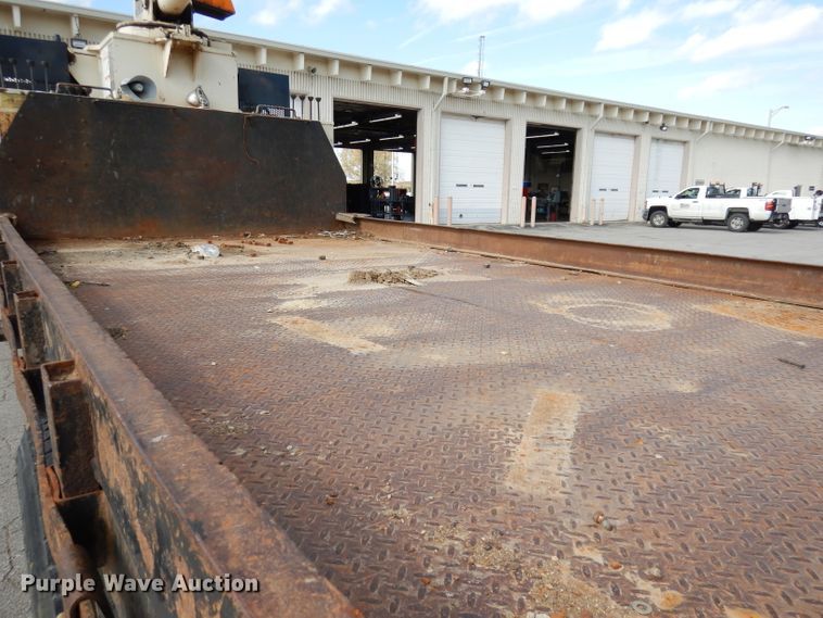 image for item DJ6913 2004 International 4400  crane truck