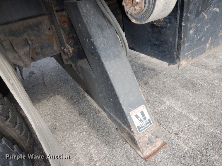 image for item DJ6913 2004 International 4400  crane truck