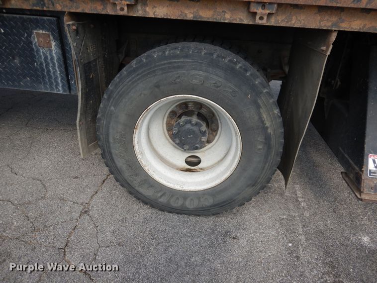 image for item DJ6913 2004 International 4400  crane truck