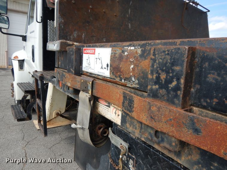 image for item DJ6913 2004 International 4400  crane truck