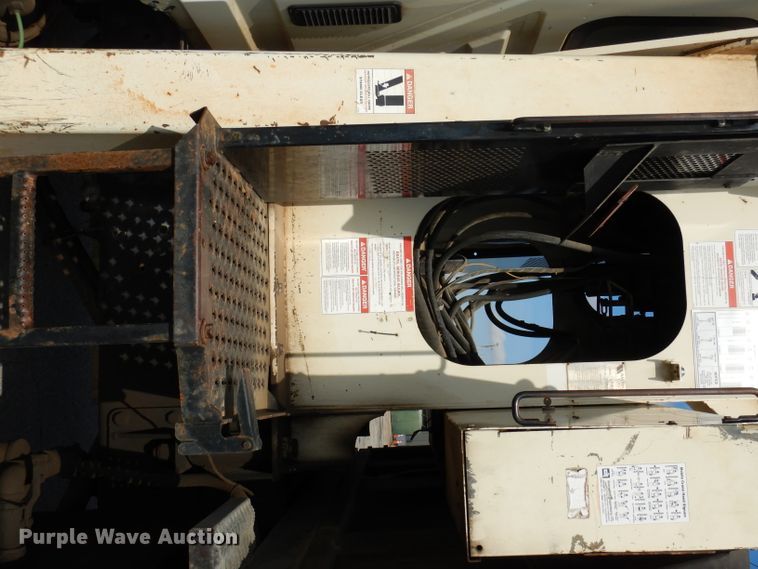 image for item DJ6913 2004 International 4400  crane truck