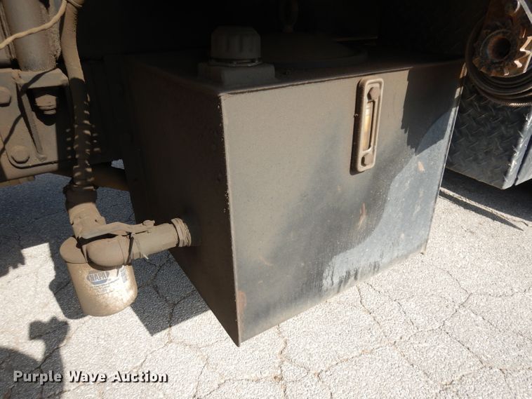 image for item DJ6913 2004 International 4400  crane truck