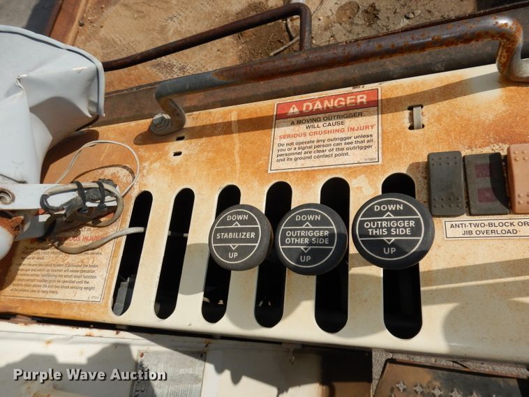 image for item DJ6913 2004 International 4400  crane truck