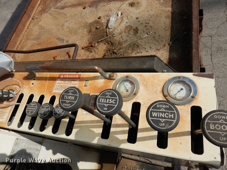 image for item DJ6913 2004 International 4400  crane truck